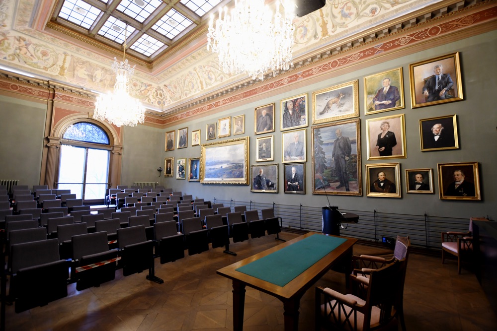I forelesningssalen henger det malerier av tidligere medlemmer, blant dem æresmedlem Fridtjof Nansen. Fra Vitenskapsakademiets bygning i Drammensveien i Oslo Foto Lisbet Jære.