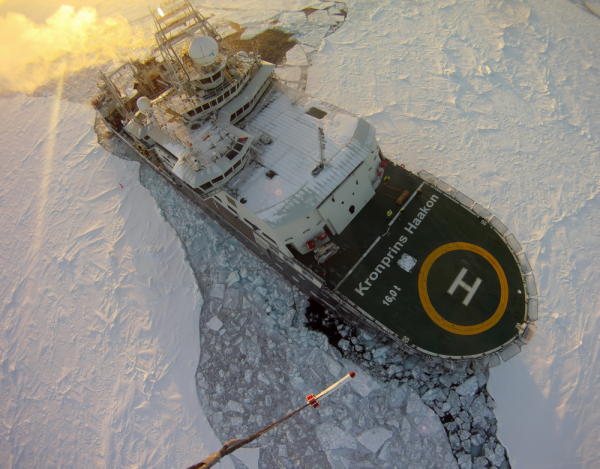 Dronebilde av forskningskipet sett ovenfra. Skipet bryter seg gjennom isen.