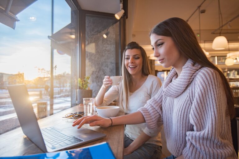 to studenter snakker sammen over PC